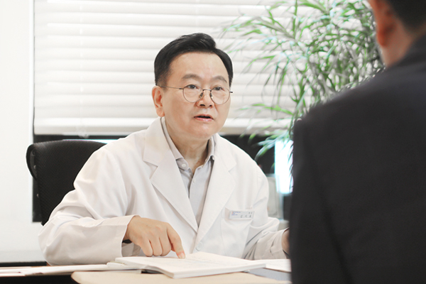 원장이 상담하는 모습